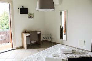 Televízia a/alebo spoločenská miestnosť v ubytovaní B&B al Doremi