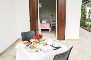 Jedlo v ubytovaní bed & breakfast alebo blízkom okolí