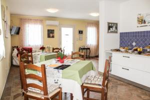 Televízia a/alebo spoločenská miestnosť v ubytovaní B&B al Doremi