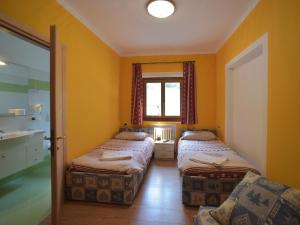 Een bed of bedden in een kamer bij Rifugio Fedaia