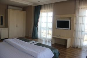 TV a/nebo společenská místnost v ubytování Buyukada Princess Hotel