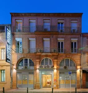 トゥールーズにあるHostel Toulouse Wilsonの目の前の看板が立つレンガ造り