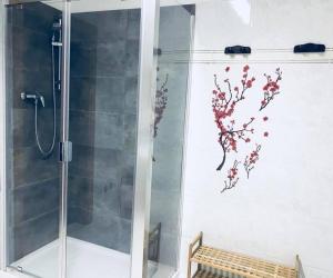 W łazience znajduje się prysznic ze szklanymi drzwiami. w obiekcie Hotel Borgo Antico w mieście Fabriano +37 zdjęć