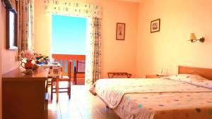 1 dormitorio con cama, escritorio y mesa en Creta Spirit, en Plakias