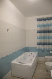 A bathroom at Luna d'Arte