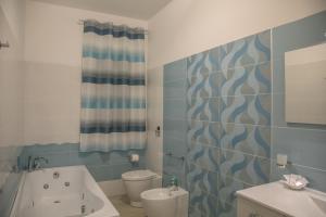 A bathroom at Luna d'Arte