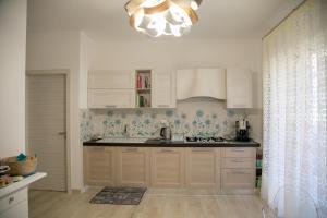 A kitchen or kitchenette at Luna d'Arte