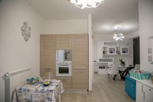 A kitchen or kitchenette at Luna d'Arte