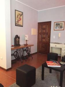 sala de estar con mesa y escritorio en Alojamento de Santa Maria (near Siza Vieira's Church), en Marco de Canaveses