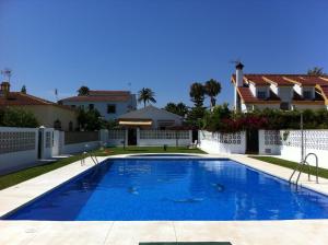 a swimming pool in the yard of a house at Los Alamos in Torremolinos