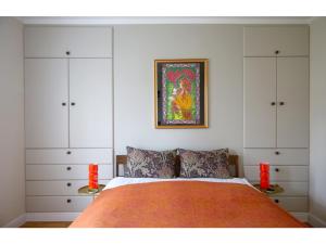 Llit o llits en una habitació de Pass the Keys Charming Boho Flat with Terrace on Portobello Rd