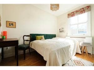 Pass the Keys Charming Boho Flat with Terrace on Portobello Rd