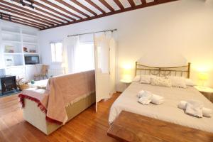 Giường trong phòng chung tại Cuencaloft Pintoresco Estudio