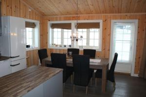 eine Küche und ein Esszimmer mit einem Tisch und Stühlen in der Unterkunft Bergestua - 4 bedroom cabin in Golsfjellet