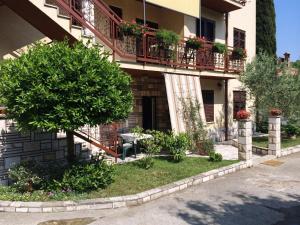 un immeuble d'appartements avec une table et un balcon dans l'établissement Apartment Ana, à Izola