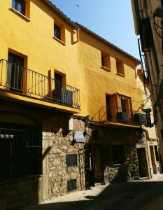 un edificio amarillo con balcones en un lateral en Hostal Hueso, en Trujillo