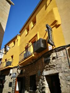 un edificio amarillo con un cartel en el costado en Hostal Hueso, en Trujillo