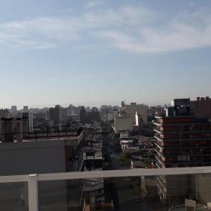 Blick auf die Stadt vom Balkon eines Gebäudes in der Unterkunft Departamento Albaluz Barrio Sur in San Miguel de Tucumán