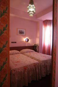 A bed or beds in a room at Hotel Chellah