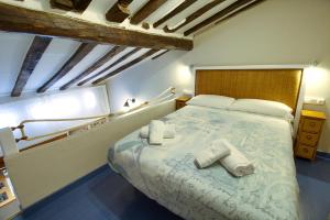 Postel nebo postele na pokoji v ubytování Cuencaloft En Plaza Mayor