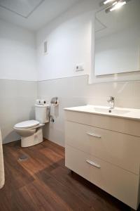 a white bathroom with a toilet and a sink at Tranquilo apartamento en zona monumental in Seville