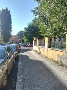 een parkeerplaats met auto's geparkeerd aan de kant van een straat bij Holiday Home Roma in Rome