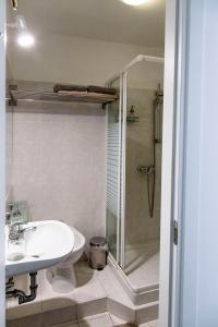 a bathroom with a shower and a sink and a shower at b&b al parco in Trieste