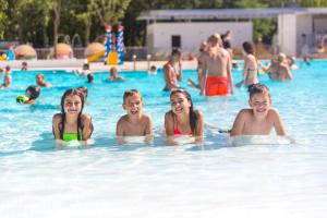 Bazén v ubytování Garden Suites Park Plava Laguna nebo v jeho okolí