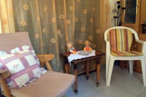 フォルカにあるCasa di Volpeのリビングルーム(椅子、テーブル、おもちゃ付)