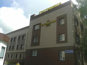 un edificio con un letrero amarillo encima en GagarInn Hotel, en Kazán