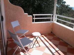 two chairs and a table on a balcony at Chez Cozy's in Albion