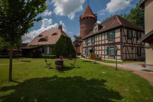 タンガーミュンデにあるRinghotel Schloss Tangermündeの隣の芝生の家