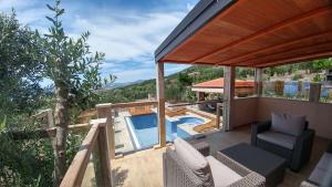una terrazza con sedie e una piscina in una casa di Villa LKL a Kaštela (Castelli)