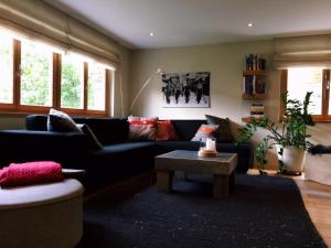 Swissalpschalet Chalet Timber Inn 4-5的休息区