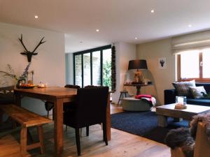 uma sala de estar com uma mesa de madeira e um sofá em Swissalpschalet Chalet Timber Inn 4-5 em Blatten bei Naters
