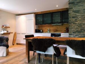 Köök või kööginurk majutusasutuses Swissalpschalet Chalet Timber Inn 4-5