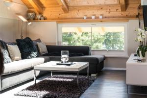 a living room with a couch and a table at 5 Sterne Ferienwohnung am See in Böbing