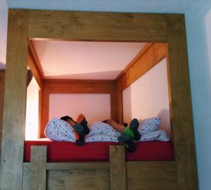 Swissalpschalet Chalet Timber Inn 4-5客房内的一张或多张床位
