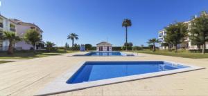 una piscina en medio de un patio en Beach Apartment Villa Columbus, en Vilamoura