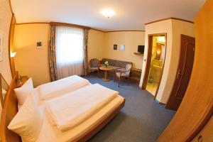 une chambre d'hôtel avec un lit et une table dans l'établissement Landgasthof Grüne Linde, à Hof