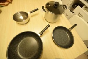two frying pans and a pot on a counter at GLOCE 横須賀 シェアルーム NAVY BASE l Yokosuka Share room at NAVY BASE in Yokosuka