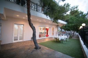 a patio with a table and a tree at Aias Summer House in Aiándion