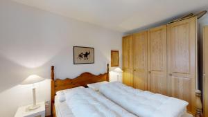 ツェエリーナにあるAnda 3のベッドルーム(白い大型ベッド1台、木製ヘッドボード付)