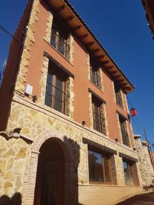 un edificio con un arco delante de él en Hostal los Esquiladores, en Anento