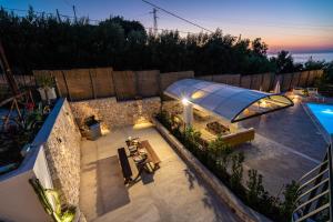 un patio extérieur avec une tente et une piscine dans l'établissement Borgo Canneto, à Rodi Garganico