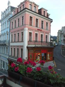 カルロヴィ・ヴァリにあるAsilaの花の咲くピンクの建物