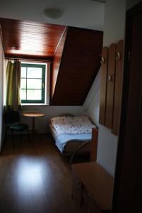 a small bedroom with a bed and a window at Motel Warmiaki Bed&breakfast in Jadów