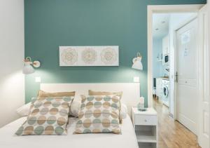 マドリードにあるGran Via I Santa Anaのベッドルーム1室(青い壁、枕付きのベッド1台付)