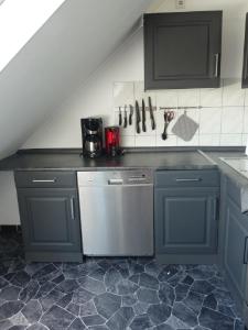 cocina con armarios azules y encimera en gemütliche Ferienwohnung, en Düsseldorf