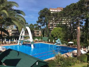 uma grande piscina com escorrega num resort em Complejo Arcobaleno em Punta del Este